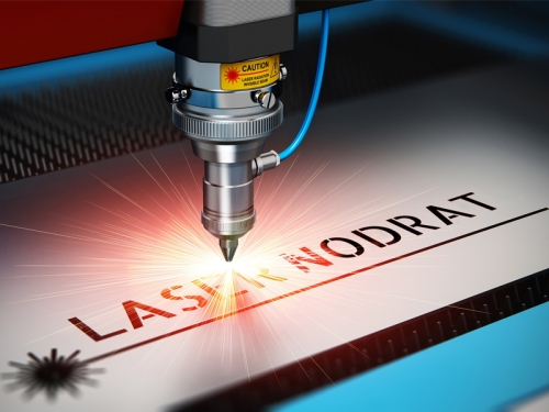 <p>Günümüzde birçok endüstriyel üretim aşamalarında kullanılan lazer kesim teknolojisi lazer yardımıyla malzemelerin kesilmesine dayalı bir işlemdir. Basit anlamıyla ifade edecek olursak; yüksek ve güçlü bir lazer çıkışının otomasyon sistemi aracılığı ile kesilmesi istenen malzeme üzerine yönlendirilmesi işlemidir.</p><p>Lazer Kesimin Avantajları;<br>-Seri üretim gerçekleştirilebilir<br>-Ürünler kusursuz olarak üretilir<br>-Üretimde maliyet düşer<br>-Yüzeylerin pürüzsüz görünümde olması sağlanır</p><p>Lazer Kesim Makinesi İle Neler Kesilir?<br>-Metal, sac levha ya da alüminyum<br>-Karton<br>-Pleksi<br>-Ahşap <br>-Plastik<br>-Paslanmaz Çelik</p><p>Lazer kesim makinesinin sağladığı avantajlar ve kesebildiği maddeler düşünüldüğü zaman lazer kesim ile birçok ürün üretilebilir. Örneğin eşyalar, mobilya ürünleri, sanayi ekipmanları, tekstil ürünleri, bilgisayar donanımları başta olmak üzere birçok teknolojik eşya da lazer kesim ile üretilebilir.</p>